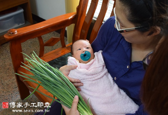 張寶寶(台中南屯區到府嬰兒寶寶滿月剃頭理髮、免費到府嬰兒剃胎毛儀式吉祥話)。到府剃頭剃胎毛主持、專業拍照、DVD光碟、證書。★購買「臍帶章、肚臍章、胎毛筆刷印章」贈送：剃頭、收涎、抓周，三選一。2015.11.03 照片11